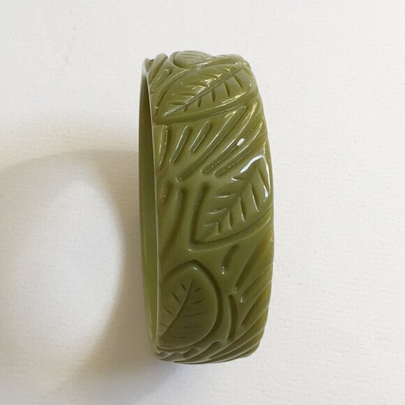MMA Metropolitan Museum of Art Carved Green Leaf Plastic Fakelite Bangle - Picture 3 of 5